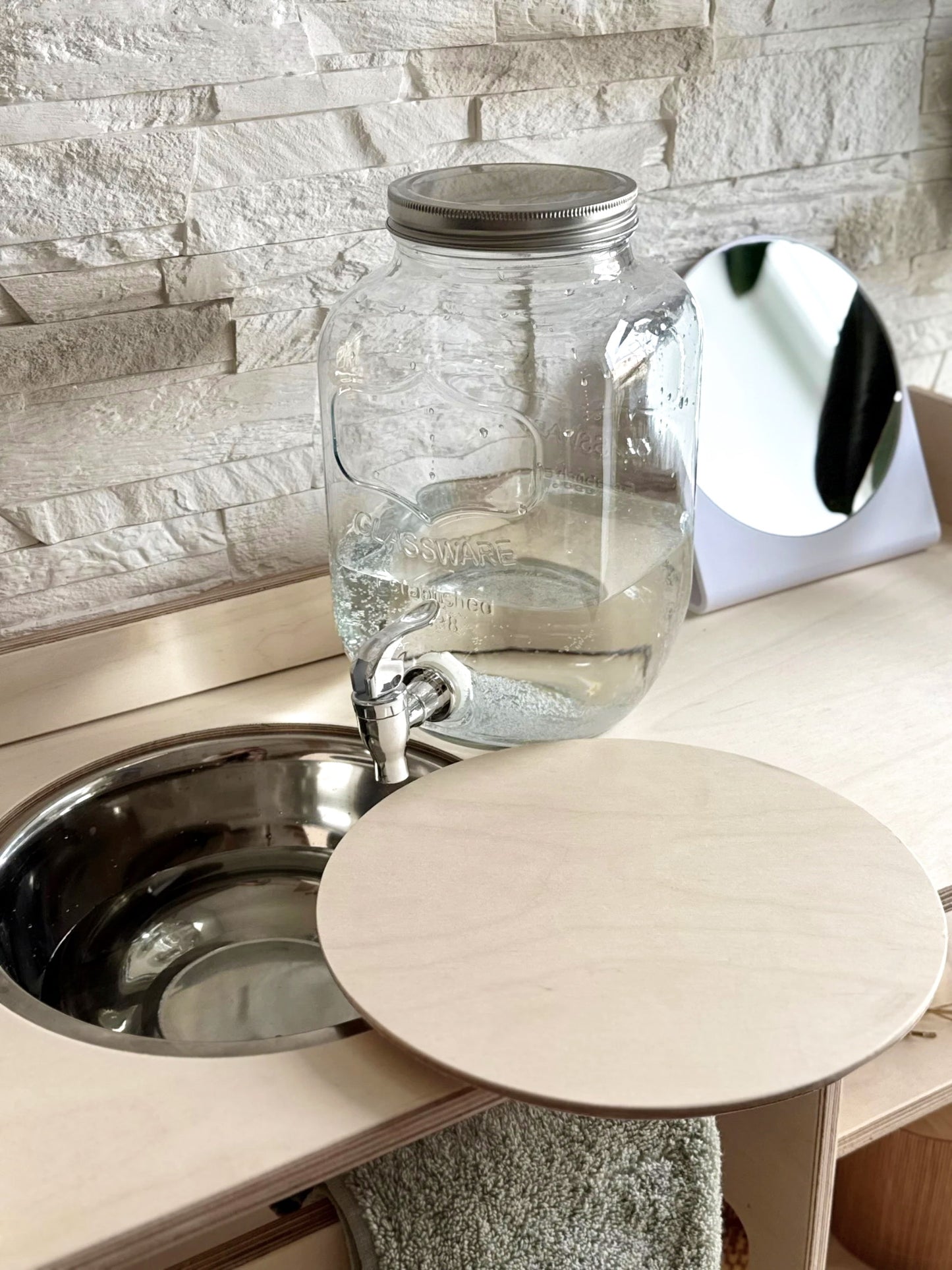 Montessori Holzwaschbecken – Kinderwaschbecken mit Ablageflächen
