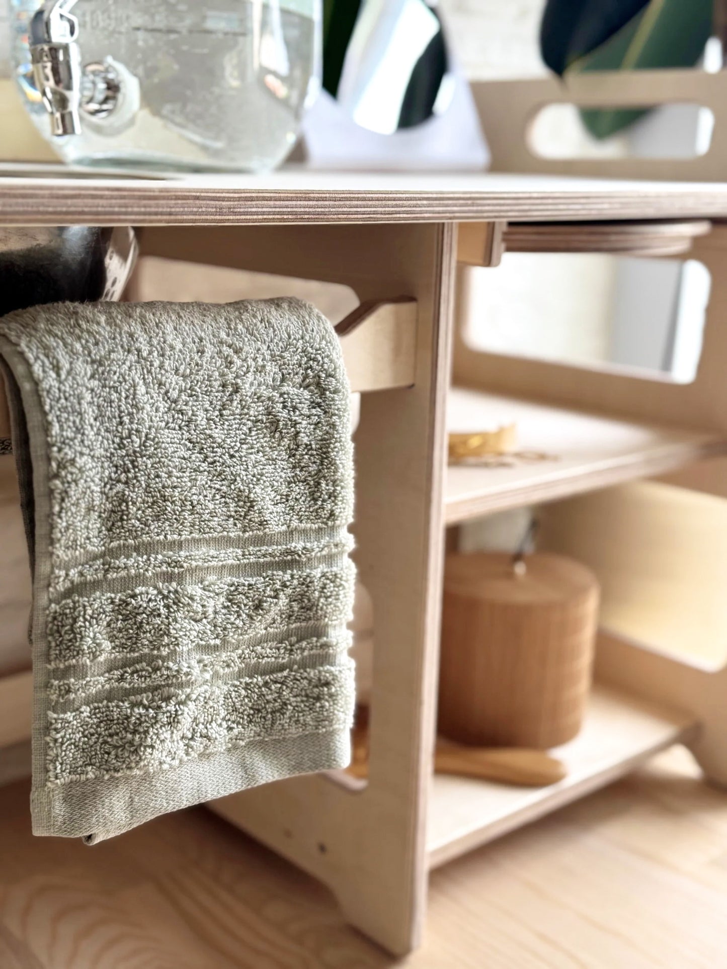 Montessori Holzwaschbecken – Kinderwaschbecken mit Ablageflächen