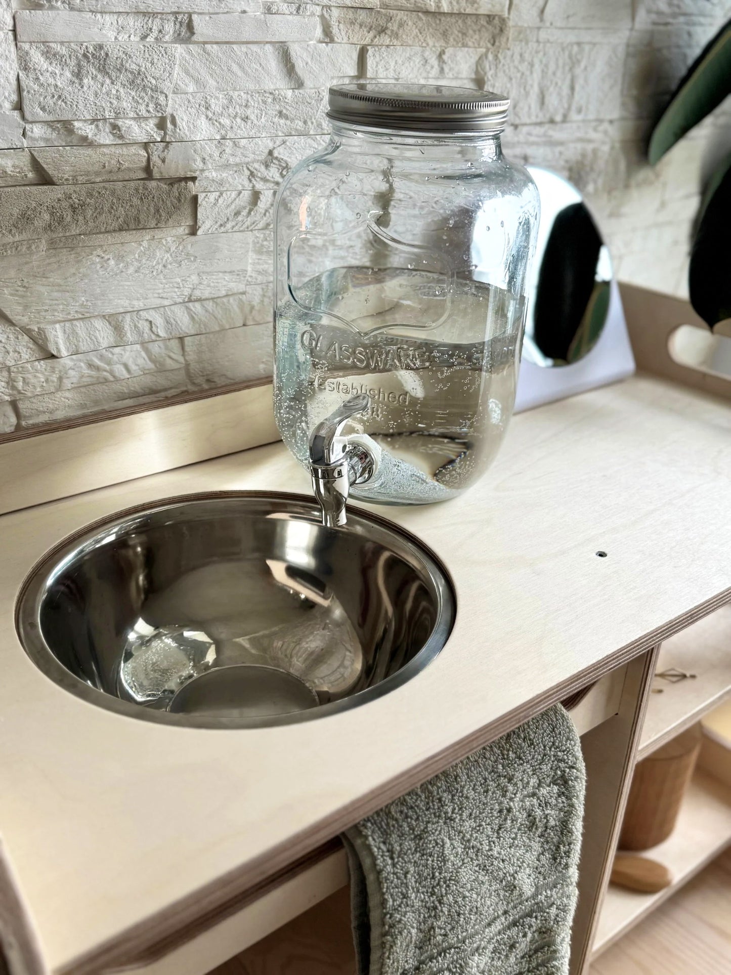 Montessori Holzwaschbecken – Kinderwaschbecken mit Ablageflächen